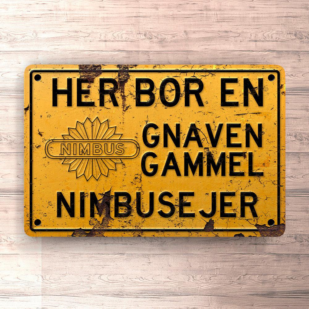 Nimbus Her Bor En Gnaven Gammel Nimbusejer Skilte, Musemåtte, Dørmåtte , Plakat-Skilte-Nimbus-Garage Culture Shop- garage - man cave - merchandise