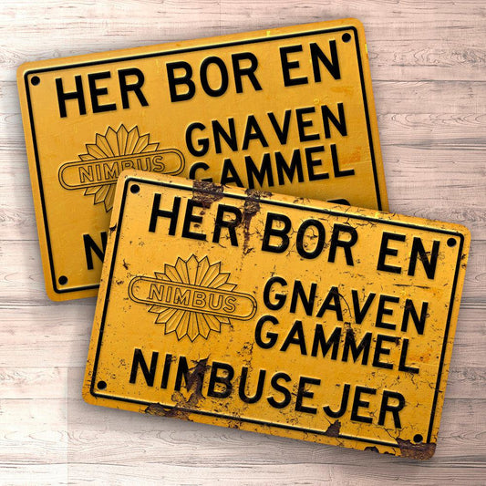Nimbus Her Bor En Gnaven Gammel Nimbusejer Skilte, Musemåtte, Dørmåtte , Plakat-Skilte-Nimbus-Garage Culture Shop- garage - man cave - merchandise