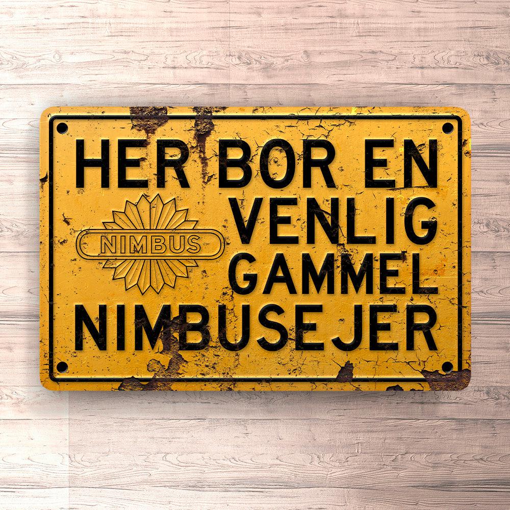 Nimbus Her Bor En Venlig Gammel Nimbusejer Skilte, Musemåtte, Dørmåtte-Skilte-Nimbus-Garage Culture Shop- garage - man cave - merchandise