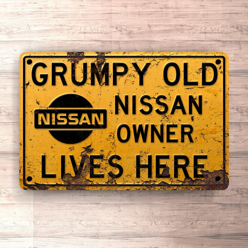 Nissan Grumpy Old Nissan Owner Lives Here Skilte, Musemåtte, Dørmåtte-Skilte-Nissan-Garage Culture Shop- garage - man cave - merchandise