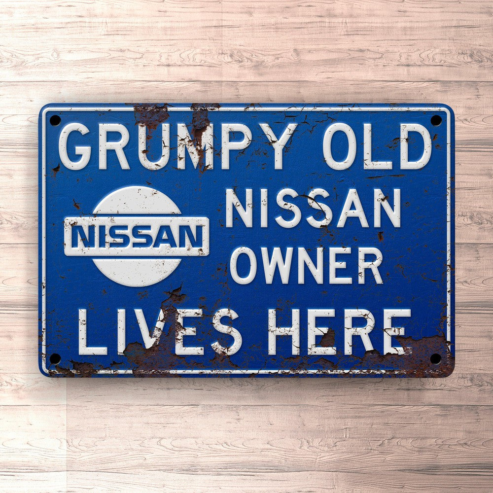Nissan Grumpy Old Nissan Owner Lives Here Skilte, Musemåtte, Dørmåtte-Skilte-Nissan-Garage Culture Shop- garage - man cave - merchandise