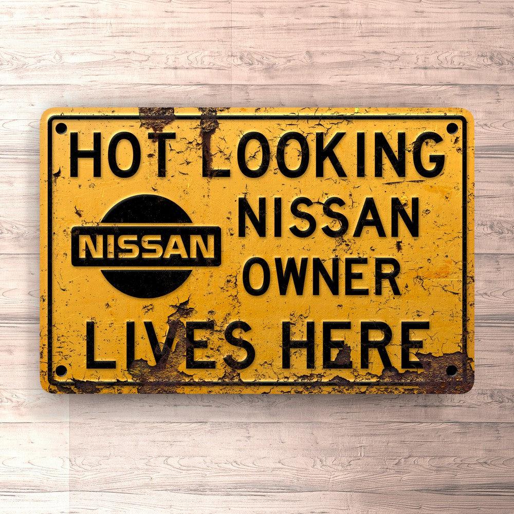 Nissan Hot Looking Nissan Owner Lives Here Skilte, Musemåtte, Dørmåtte-Skilte-Nissan-Garage Culture Shop- garage - man cave - merchandise