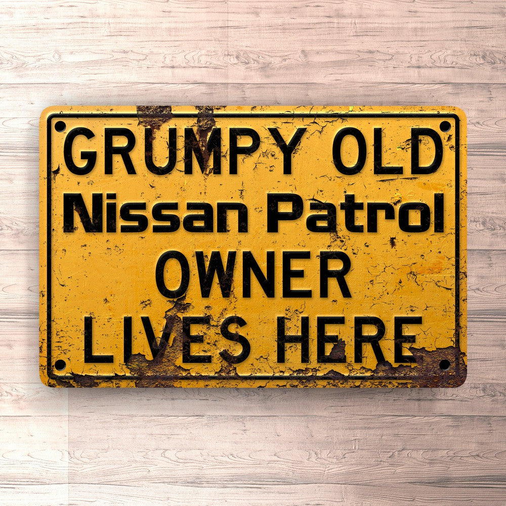 Nissan Patrol Grumpy Old Nissan Patrol Owner Lives Here Skilte, Musemåtte, Dørmåtte-Skilte-Nissan-Garage Culture Shop- garage - man cave - merchandise