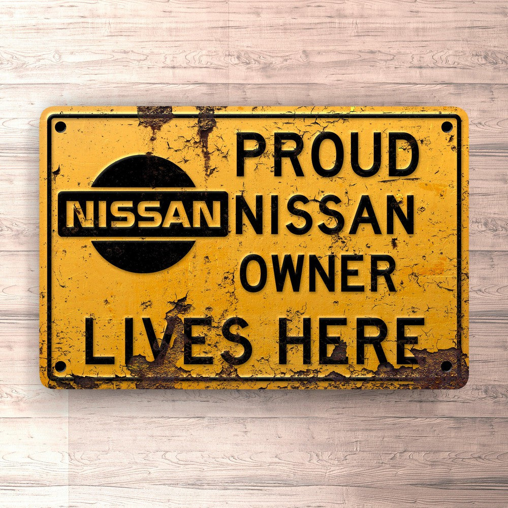 Nissan Proud Nissan Owner Lives Here Skilte, Musemåtte, Dørmåtte-Skilte-Nissan-Garage Culture Shop- garage - man cave - merchandise