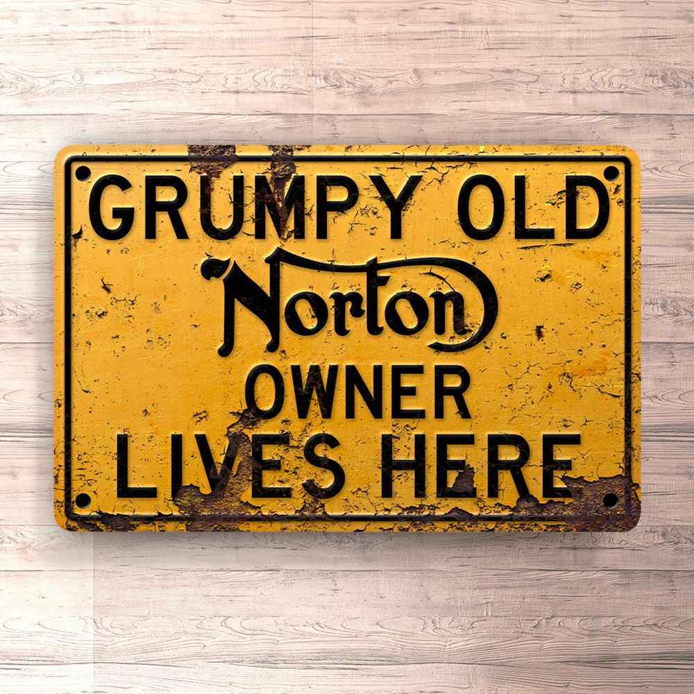 Norton Grumpy Old Norton Owner Lives Here Skilte, Musemåtte, Dørmåtte-Skilte-Norton-Garage Culture Shop- garage - man cave - merchandise