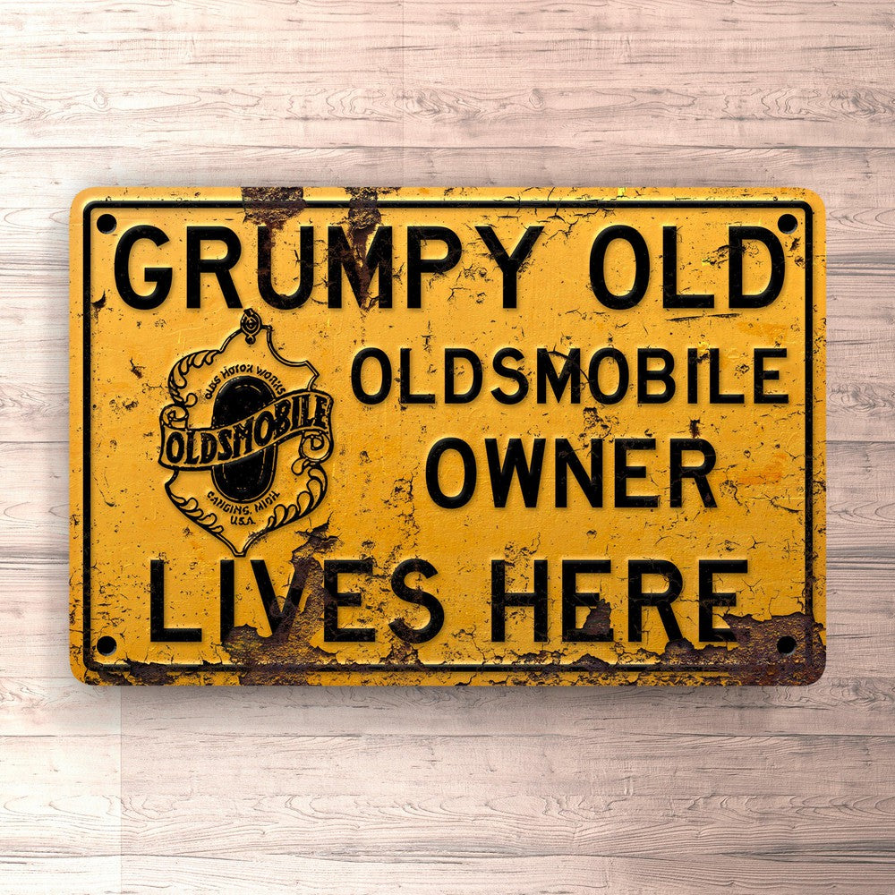 Oldsmobile Grumpy Old Oldsmobile Owner Lives Here Skilte, Musemåtte, Dørmåtte-Skilte-Oldsmobile-Garage Culture Shop- garage - man cave - merchandise