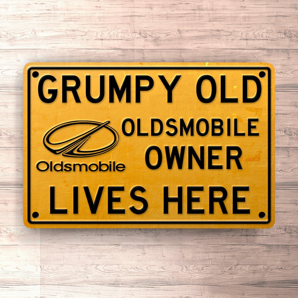 Oldsmobile Grumpy Old Oldsmobile Owner Lives Here Skilte, Musemåtte, Dørmåtte , Plakat-Skilte-Oldsmobile-Garage Culture Shop- garage - man cave - merchandise