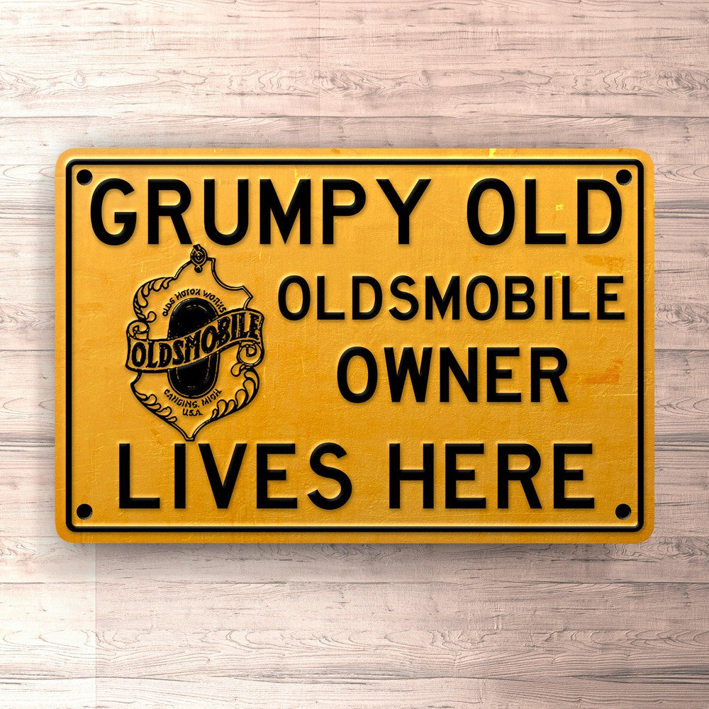 Oldsmobile Grumpy Old Oldsmobile Owner Lives Here Skilte, Musemåtte, Dørmåtte , Plakat-Skilte-Oldsmobile-Garage Culture Shop- garage - man cave - merchandise