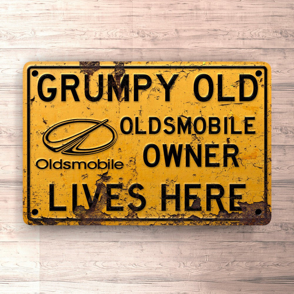 Oldsmobile Grumpy Old Oldsmobile Owner Lives Here Skilte, Musemåtte, Dørmåtte , Plakat-Skilte-Oldsmobile-Garage Culture Shop- garage - man cave - merchandise