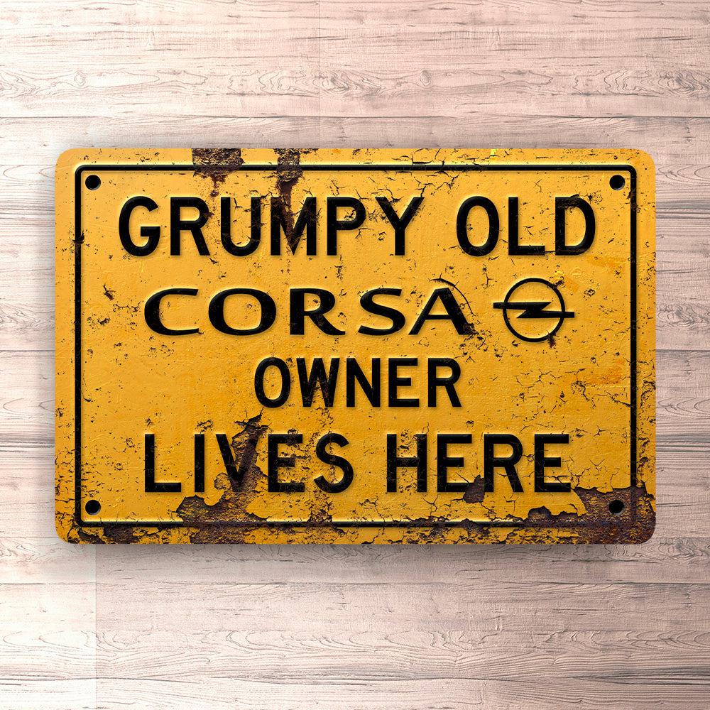 Opel Corsa Grumpy Old Opel Corsa Owner Lives Here Skilte, Musemåtte, Dørmåtte-Skilte-Opel-Garage Culture Shop- garage - man cave - merchandise