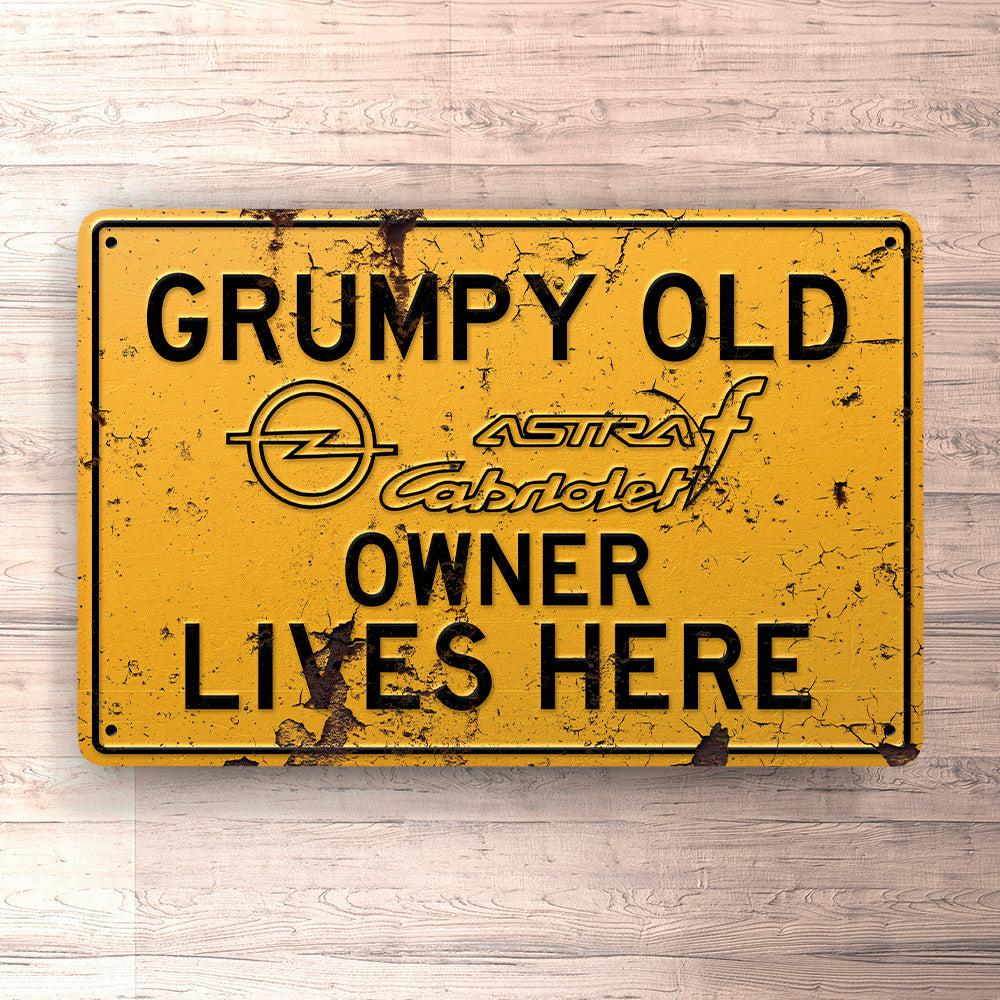 Opel Grumpy Old Opel Astra F Cabriolet Owner Lives Here Skilte, Musemåtte, Dørmåtte-Skilte-Opel-Garage Culture Shop- garage - man cave - merchandise