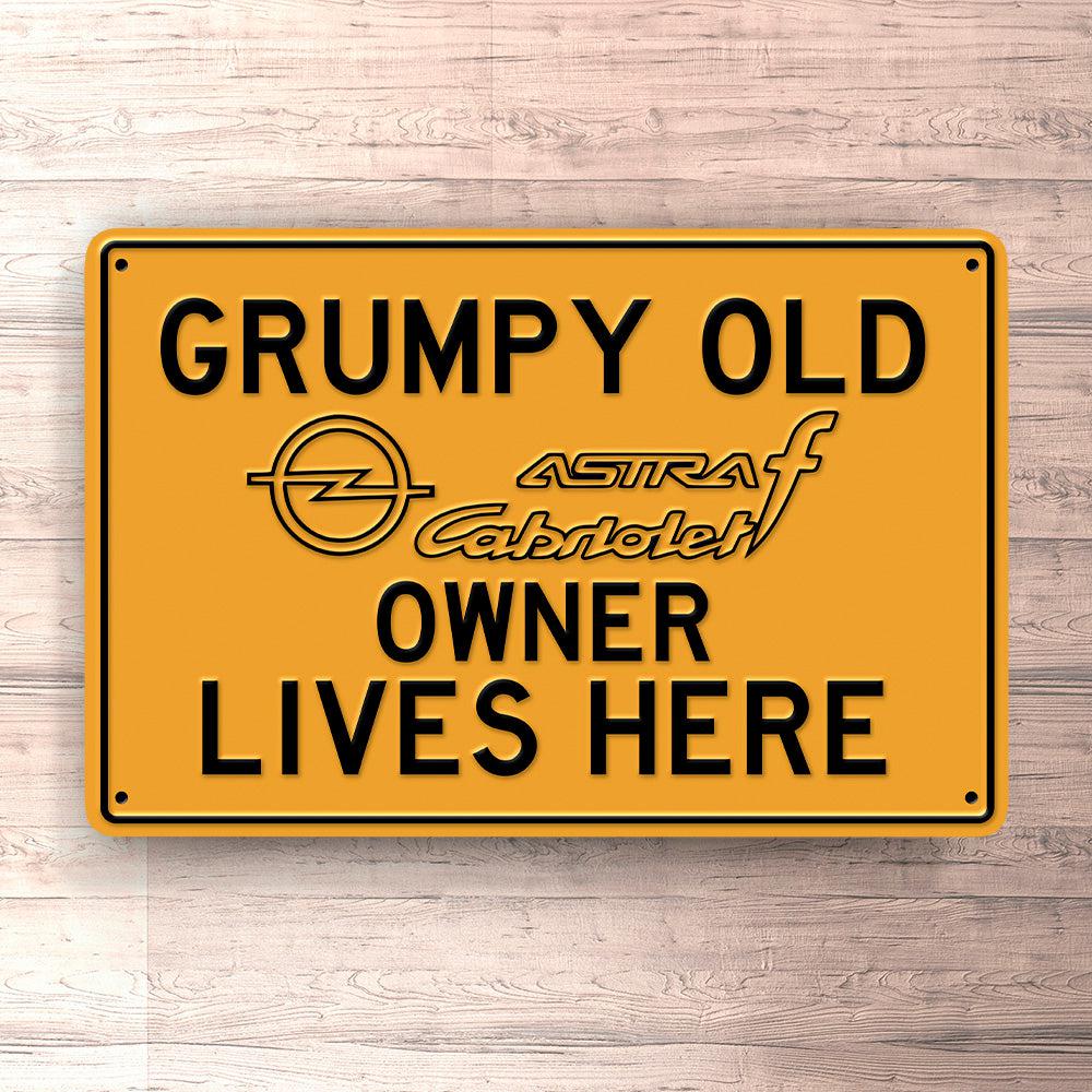Opel Grumpy Old Opel Astra F Cabriolet Owner Lives Here Skilte, Musemåtte, Dørmåtte , Plakat-Skilte-Opel-Garage Culture Shop- garage - man cave - merchandise