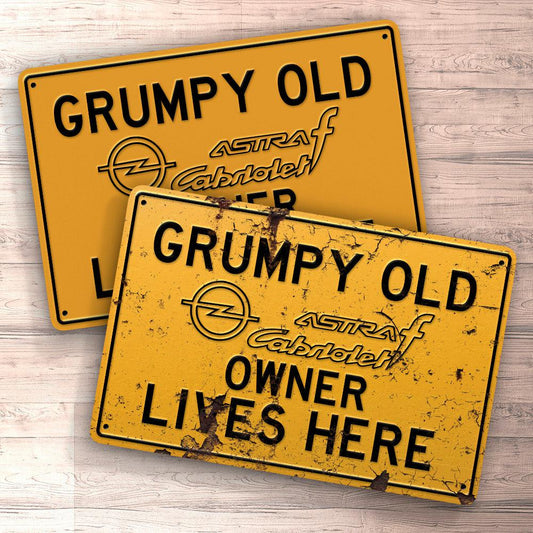 Opel Grumpy Old Opel Astra F Cabriolet Owner Lives Here Skilte, Musemåtte, Dørmåtte , Plakat-Skilte-Opel-Garage Culture Shop- garage - man cave - merchandise