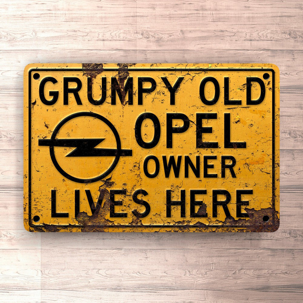 Opel Grumpy Old Opel Owner Lives Here Skilte, Musemåtte, Dørmåtte-Skilte-Opel-Garage Culture Shop- garage - man cave - merchandise