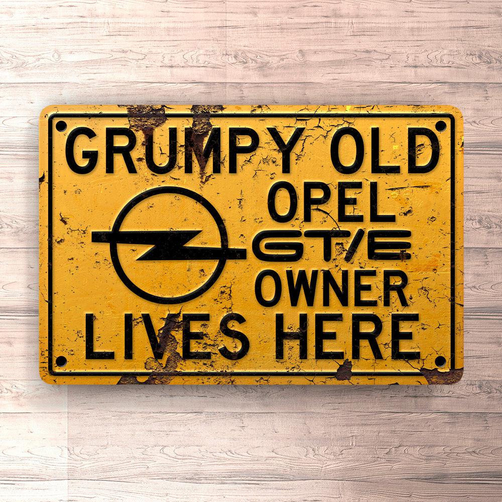 Opel Gt/E Grumpy Old Opel Gt/E Owner Lives Here Skilte, Musemåtte, Dørmåtte-Skilte-Opel-Garage Culture Shop- garage - man cave - merchandise