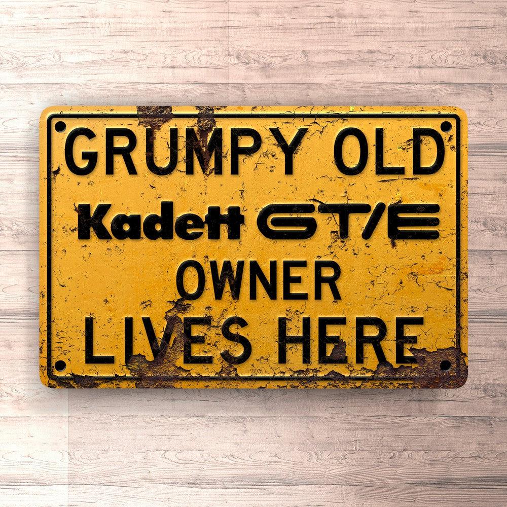 Opel Kadett Gt/E Grumpy Old Opel Kadett Gt/E Owner Lives Here Skilte, Musemåtte, Dørmåtte-Skilte-Opel-Garage Culture Shop- garage - man cave - merchandise