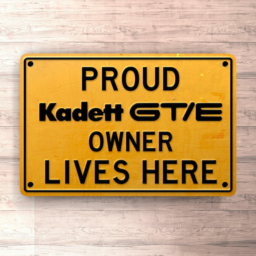 Opel Kadett Gt/E Proud Opel Kadett Gt/E Owner Lives Here Skilte, Musemåtte, Dørmåtte-Skilte-Opel-Garage Culture Shop- garage - man cave - merchandise