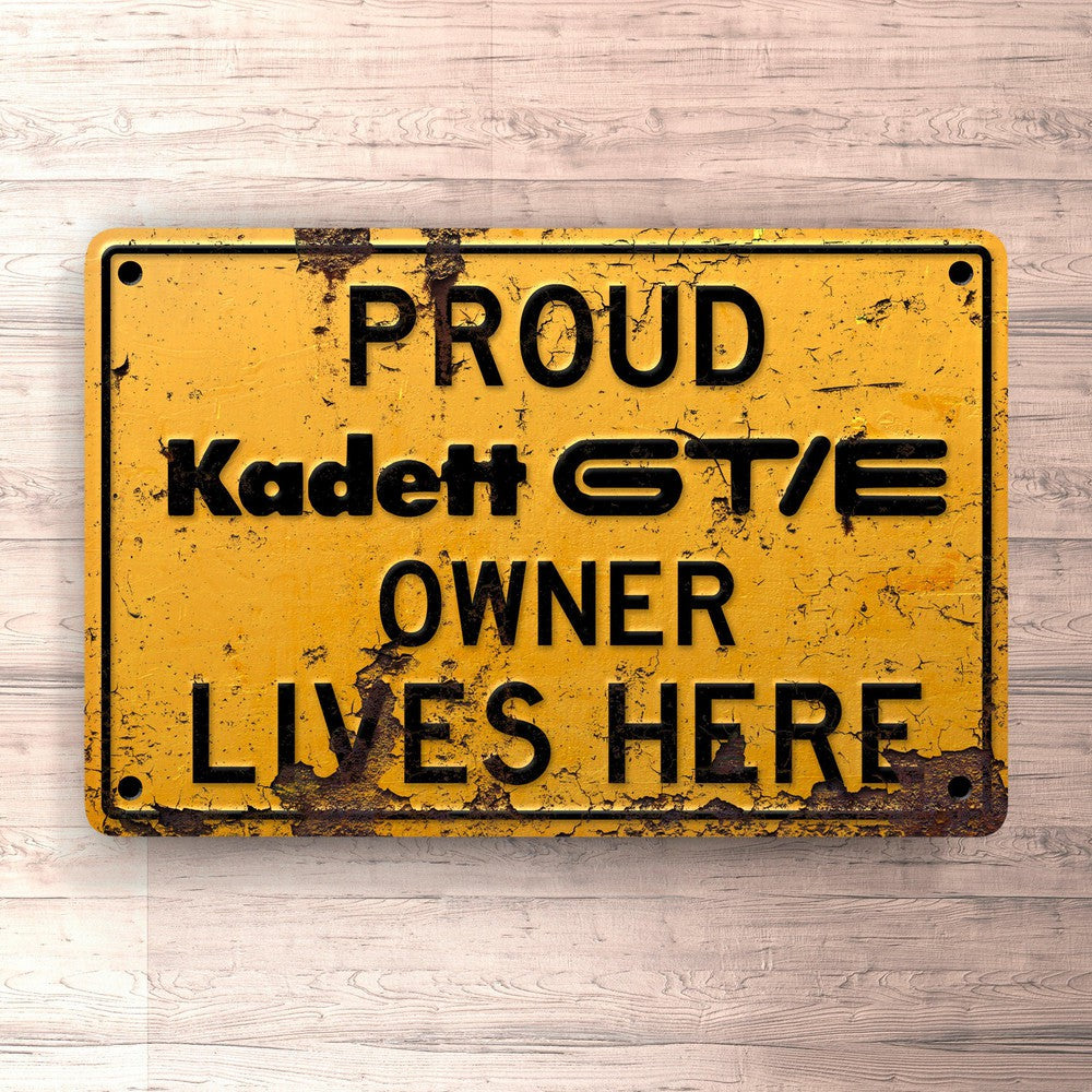 Opel Kadett Gt/E Proud Opel Kadett Gt/E Owner Lives Here Skilte, Musemåtte, Dørmåtte-Skilte-Opel-Garage Culture Shop- garage - man cave - merchandise