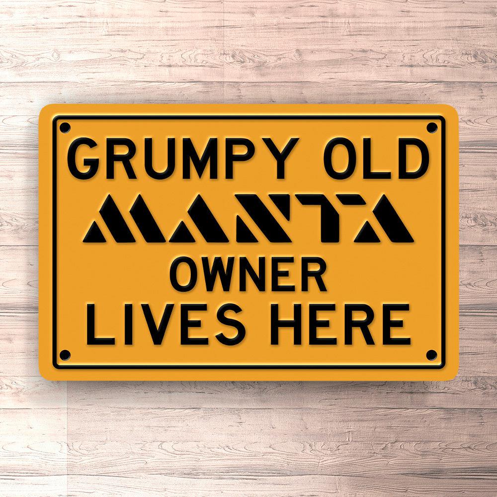 Opel Manta Grumpy Old Opel Manta Owner Lives Here Skilte, Musemåtte, Dørmåtte , Plakat-Skilte-Opel-Garage Culture Shop- garage - man cave - merchandise
