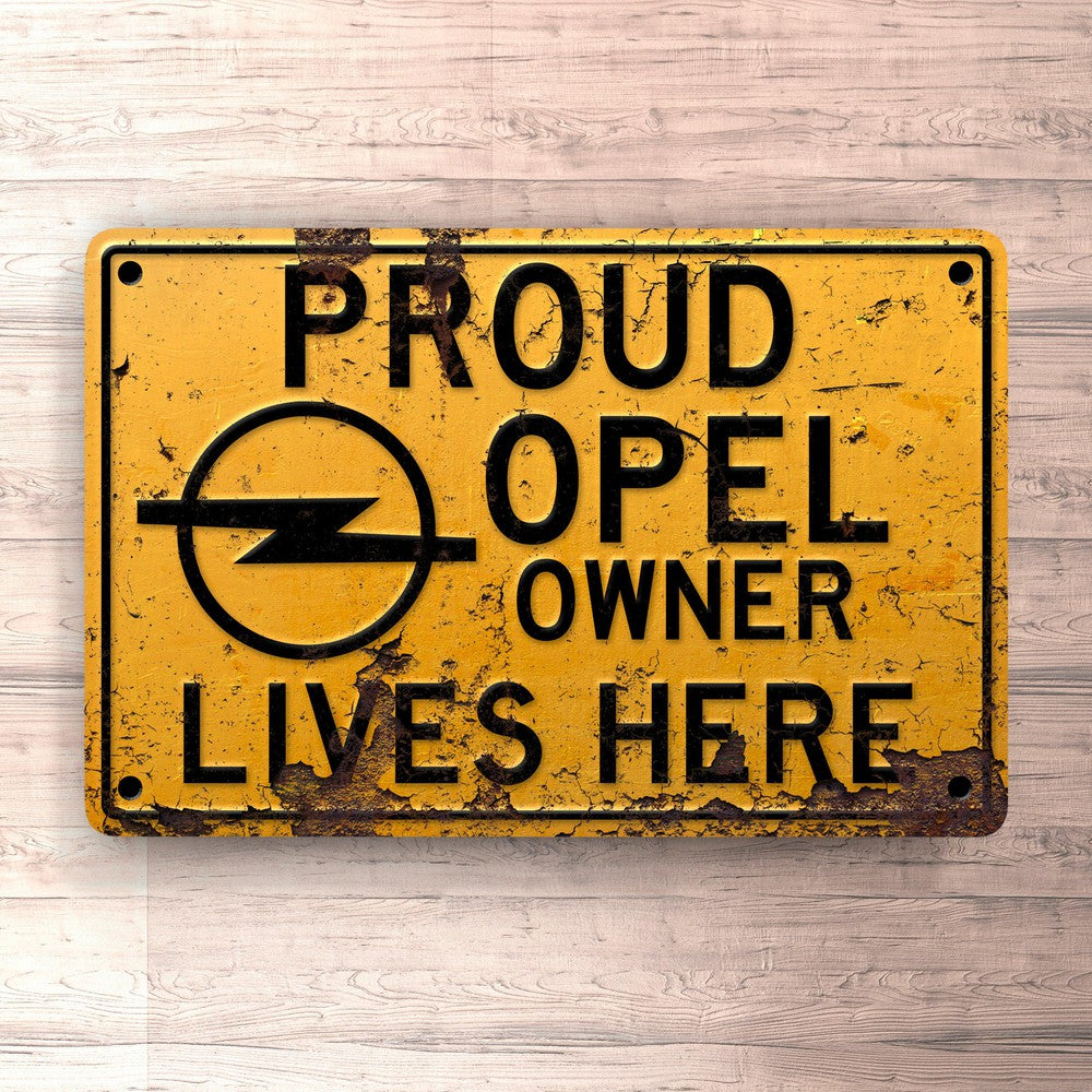 Opel Proud Opel Owner Lives Here Skilte, Musemåtte, Dørmåtte-Skilte-Opel-Garage Culture Shop- garage - man cave - merchandise