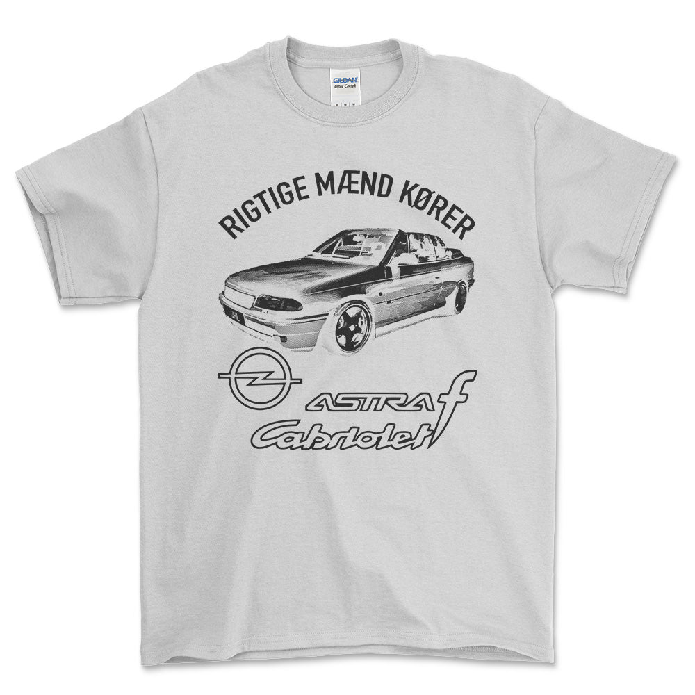 Opel - Rigtige Mænd Kører Opel Astra F Cabrio Unisex T-Shirt , Bomuld-Beklædning-Opel-Hvid-S-Forside-Garage Culture Shop- garage - man cave - merchandise