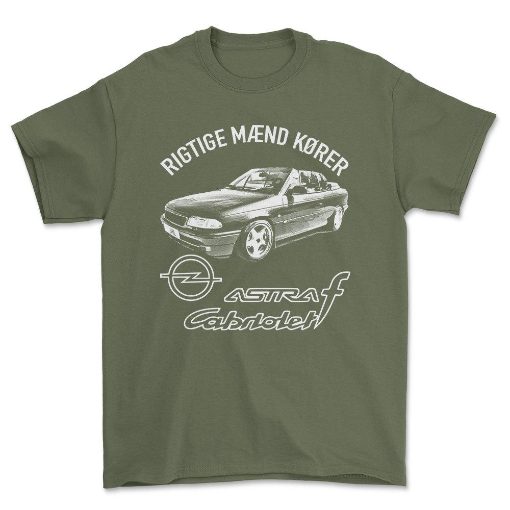 Opel - Rigtige Mænd Kører Opel Astra F Cabrio Unisex T-Shirt , Bomuld-Beklædning-Opel-Grøn Militær-S-Forside-Garage Culture Shop- garage - man cave - merchandise