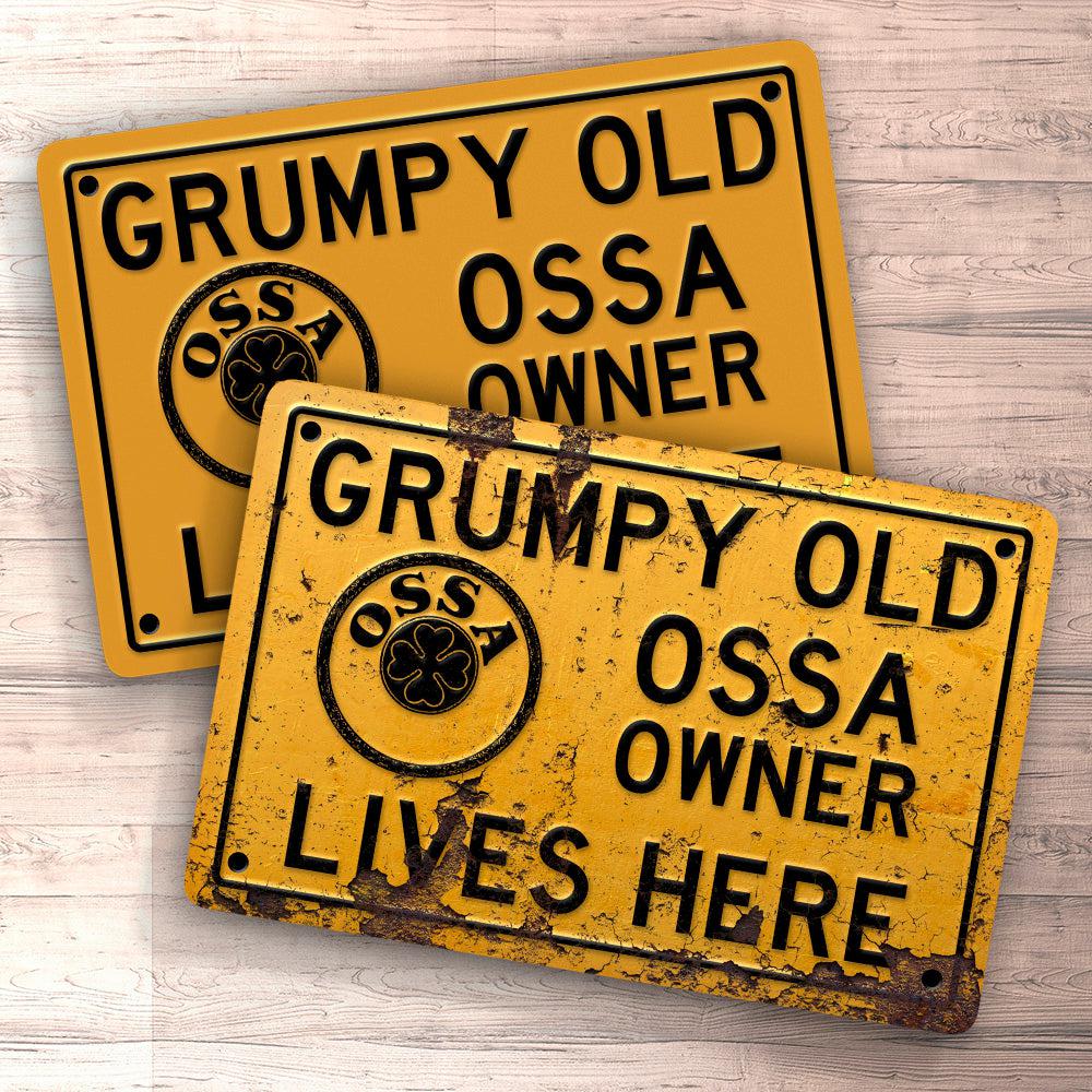 Ossa Grumpy Old Ossa Owner Lives Here Skilte, Musemåtte, Dørmåtte , Plakat-Skilte-Ossa-Garage Culture Shop- garage - man cave - merchandise