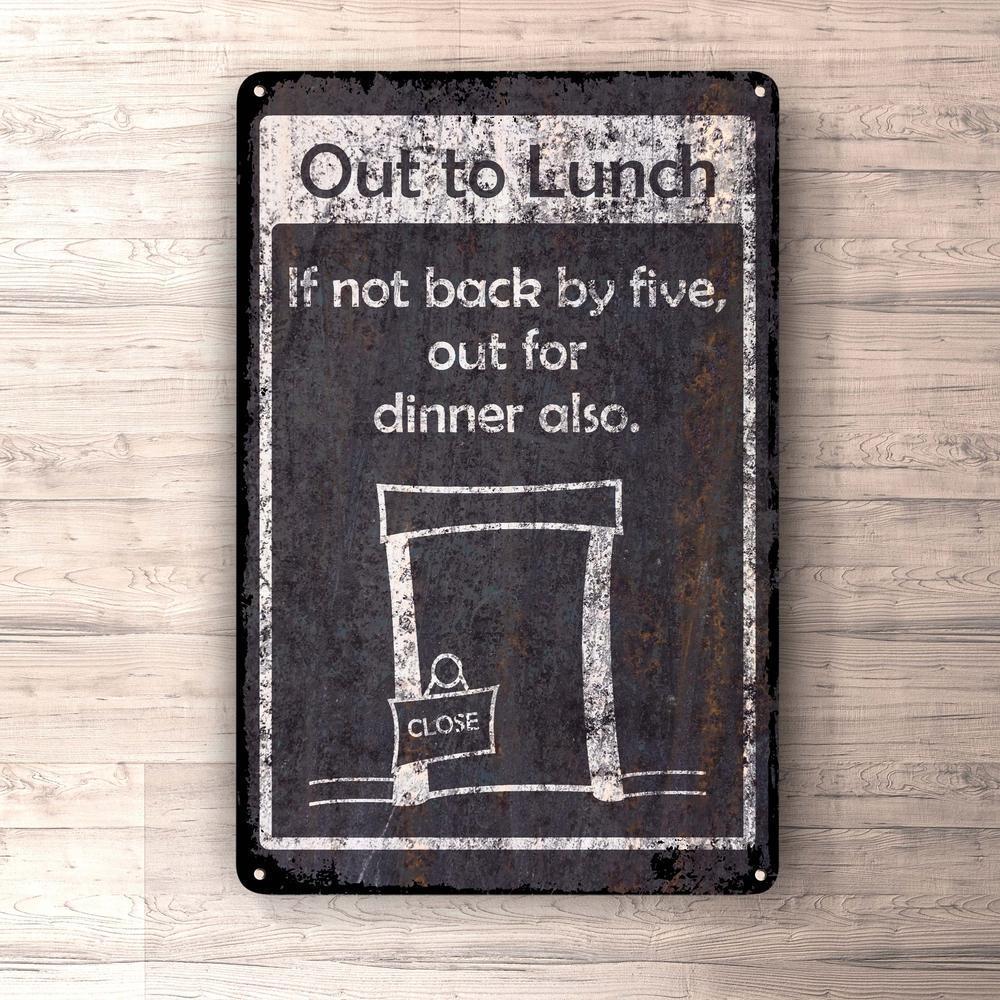 Out To Lunch If Not Back By Five, Out For Dinner Also Skilte, Musemåtte, Dørmåtte-Skilte-Funny Garage-Garage Culture Shop- garage - man cave - merchandise
