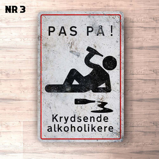 Pas På Krydsende Alkoholikere Skilte, Musemåtte, Dørmåtte , Plakat-Skilte-Funny Garage-Garage Culture Shop- garage - man cave - merchandise