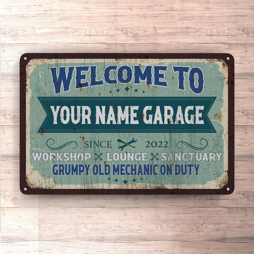 Personlig Til Dig - Din Navn Garage Grumpy Old Mechanic On Duty - Skilte, Musemåtte, Dørmåtte , Plakat-Skilte-Garage-Garage Culture Shop- garage - man cave - merchandise