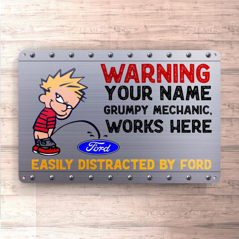 Personlig Til Dig - Warning Your Name Grumpy Mechanic, Works Here - Skilte, Musemåtte, Dørmåtte , Plakat-Skilte-Custom-Garage Culture Shop- garage - man cave - merchandise