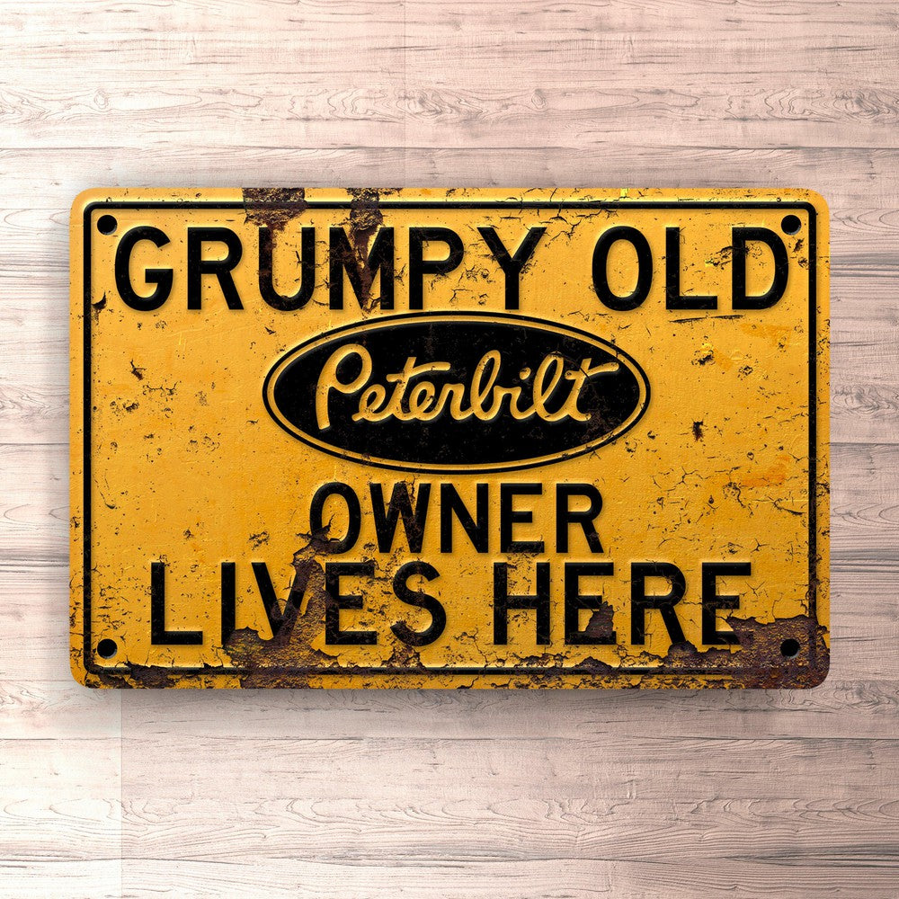 Peterbilt Grumpy Old Peterbilt Owner Lives Here Skilte, Musemåtte, Dørmåtte-Skilte-Peterbilt-Garage Culture Shop- garage - man cave - merchandise