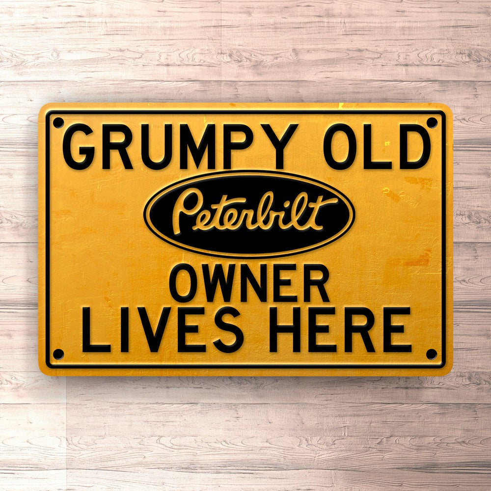 Peterbilt Grumpy Old Peterbilt Owner Lives Here Skilte, Musemåtte, Dørmåtte , Plakat-Skilte-Peterbilt-Garage Culture Shop- garage - man cave - merchandise