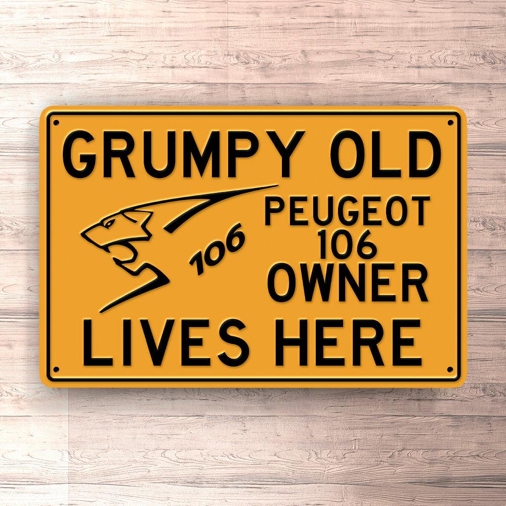 Peugeot 106 Grumpy Old Peugeot 106 Owner Lives Here Skilte, Musemåtte, Dørmåtte , Plakat-Skilte-Peugeot-Garage Culture Shop- garage - man cave - merchandise