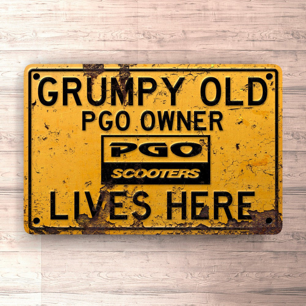 Pgo Grumpy Old Pgo Owner Lives Here Skilte, Musemåtte, Dørmåtte-Skilte-PGO-Garage Culture Shop- garage - man cave - merchandise