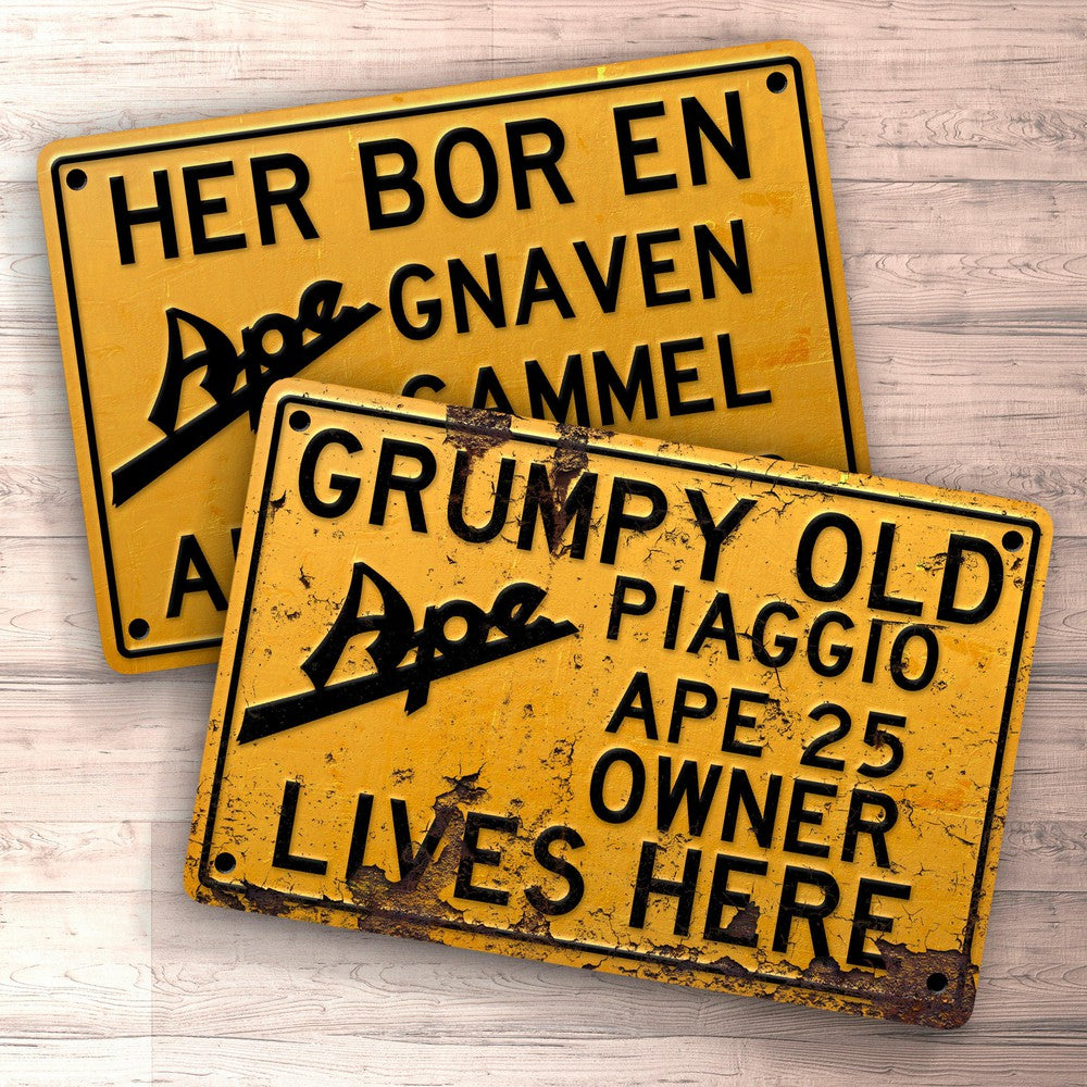 Piaggio Ape 25 Grumpy Old Piaggio Ape 25 Owner Lives Here Skilte, Musemåtte, Dørmåtte , Plakat-Skilte-Piaggio-Garage Culture Shop- garage - man cave - merchandise