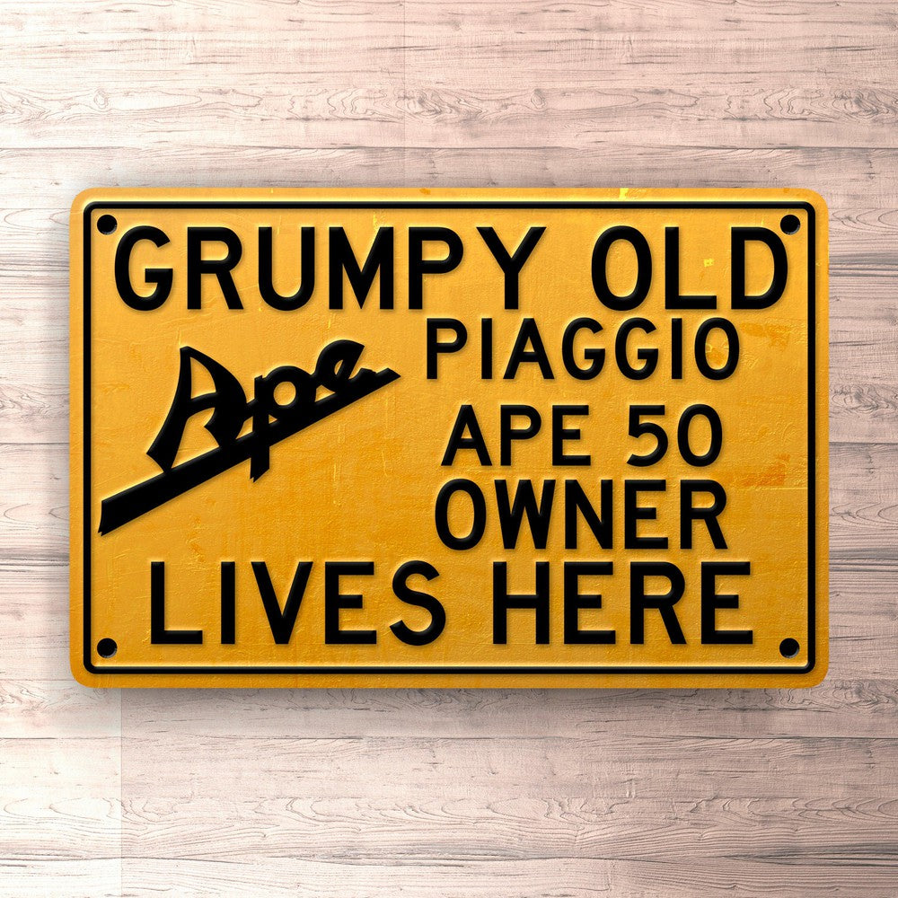 Piaggio Ape 50 Grumpy Old Piaggio Ape 50 Owner Lives Here Skilte, Musemåtte, Dørmåtte , Plakat-Skilte-Piaggio-Garage Culture Shop- garage - man cave - merchandise