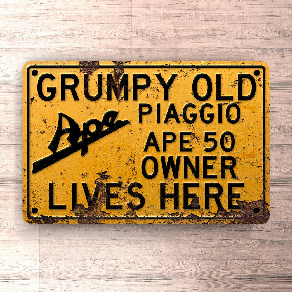 Piaggio Ape 50 Grumpy Old Piaggio Ape 50 Owner Lives Here Skilte, Musemåtte, Dørmåtte , Plakat-Skilte-Piaggio-Garage Culture Shop- garage - man cave - merchandise