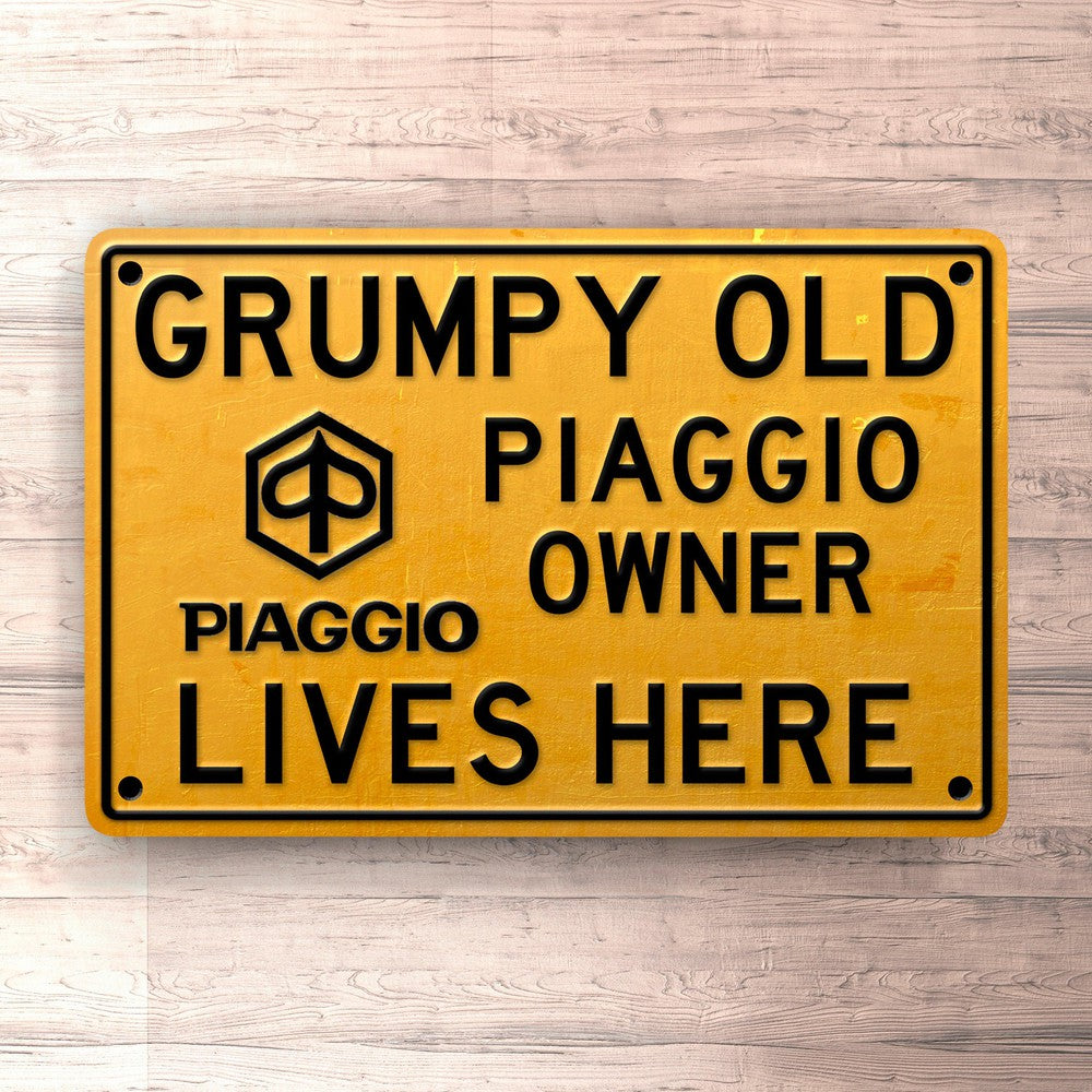Piaggio Grumpy Old Piaggio Owner Lives Here Skilte, Musemåtte, Dørmåtte , Plakat-Skilte-Piaggio-Garage Culture Shop- garage - man cave - merchandise