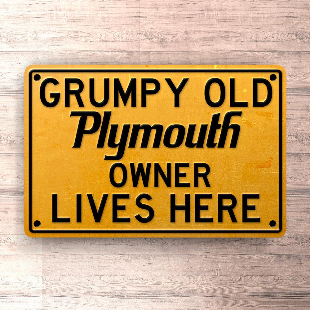 Plymouth Grumpy Old Plymouth Owner Lives Here Skilte, Musemåtte, Dørmåtte , Plakat-Skilte-Plymouth-Garage Culture Shop- garage - man cave - merchandise