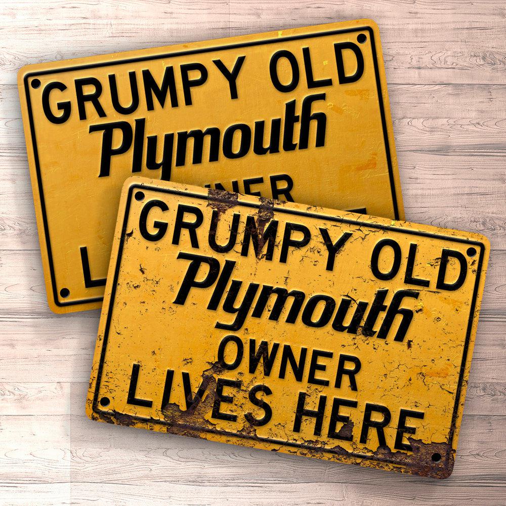 Plymouth Grumpy Old Plymouth Owner Lives Here Skilte, Musemåtte, Dørmåtte , Plakat-Skilte-Plymouth-Garage Culture Shop- garage - man cave - merchandise