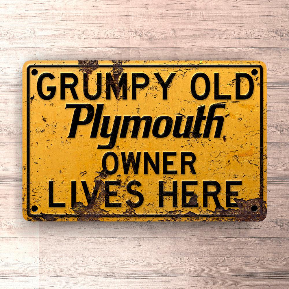Plymouth Grumpy Old Plymouth Owner Lives Here Skilte, Musemåtte, Dørmåtte-Skilte-Plymouth-Garage Culture Shop- garage - man cave - merchandise
