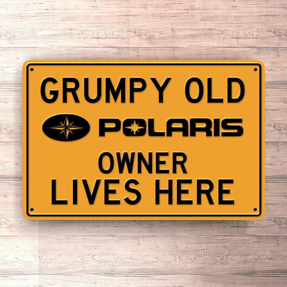 Polaris Grumpy Old Polaris Owner Lives Here Skilte, Musemåtte, Dørmåtte , Plakat-Skilte-Polaris-Garage Culture Shop- garage - man cave - merchandise