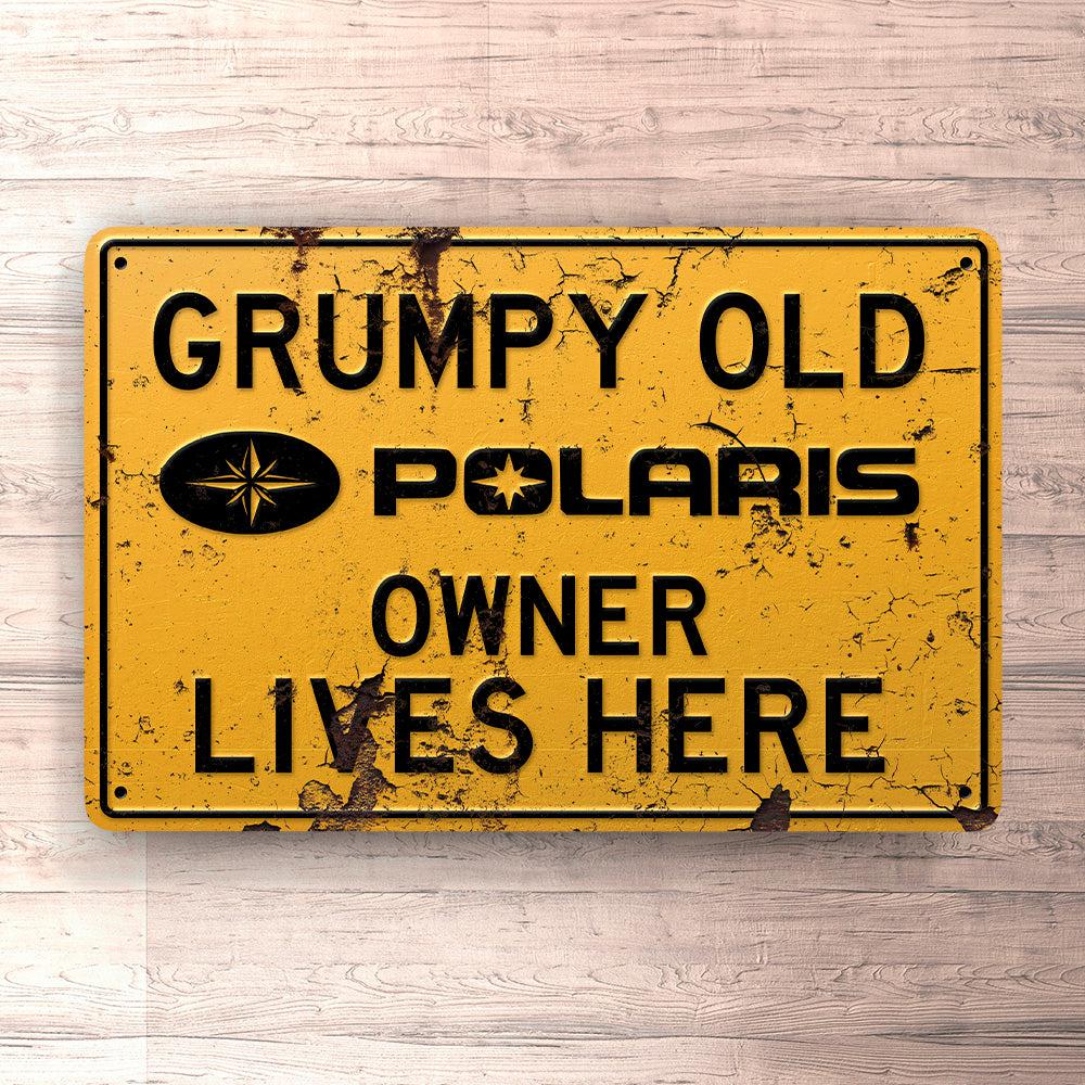 Polaris Grumpy Old Polaris Owner Lives Here Skilte, Musemåtte, Dørmåtte , Plakat-Skilte-Polaris-Garage Culture Shop- garage - man cave - merchandise