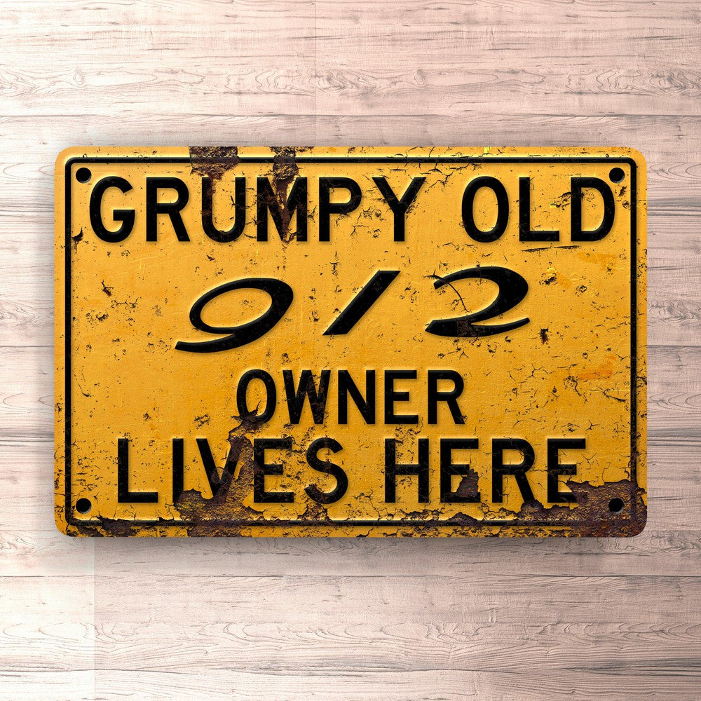 Porsche Grumpy Old Porsche 912 Owner Lives Here Skilte, Musemåtte, Dørmåtte-Skilte-Porsche-Garage Culture Shop- garage - man cave - merchandise