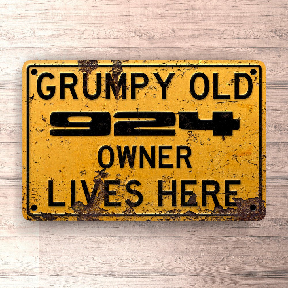 Porsche Grumpy Old Porsche 924 Owner Lives Here Skilte, Musemåtte, Dørmåtte-Skilte-Porsche-Garage Culture Shop- garage - man cave - merchandise