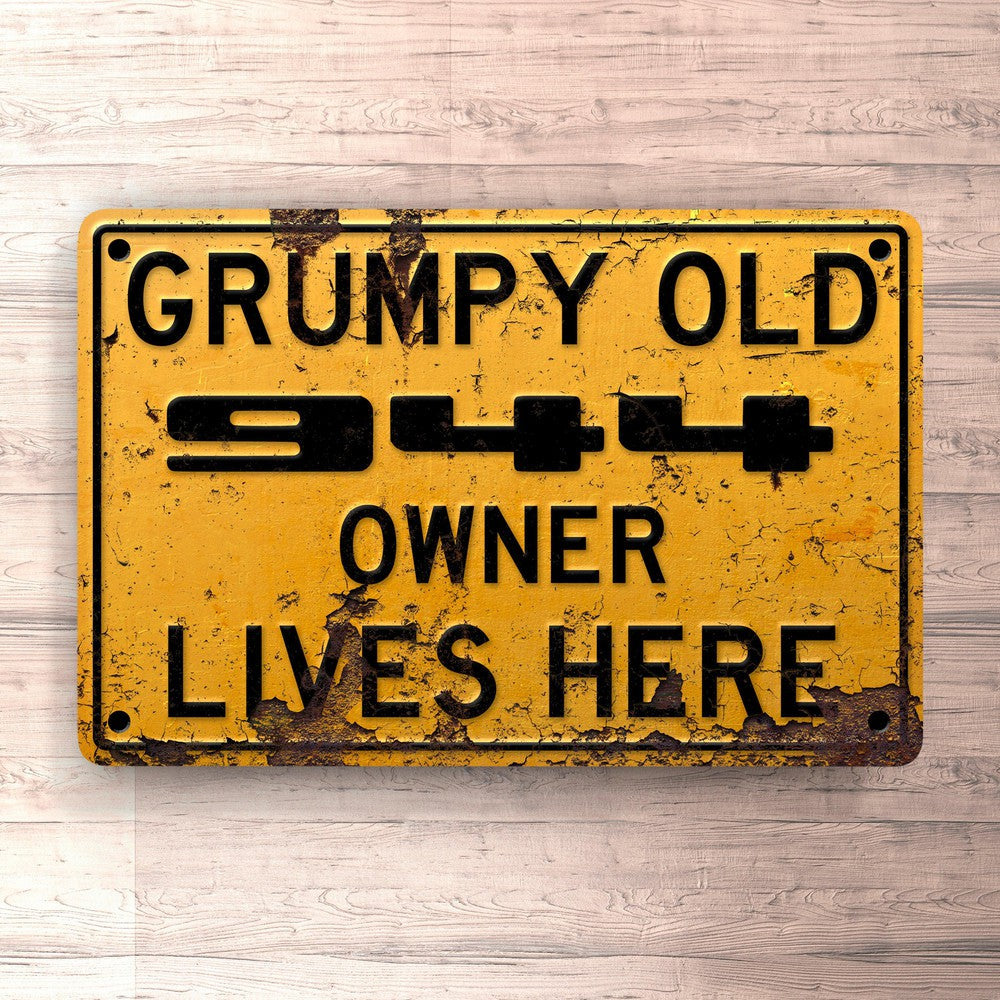 Porsche Grumpy Old Porsche 944 Owner Lives Here Skilte, Musemåtte, Dørmåtte , Plakat-Skilte-Porsche-Garage Culture Shop- garage - man cave - merchandise