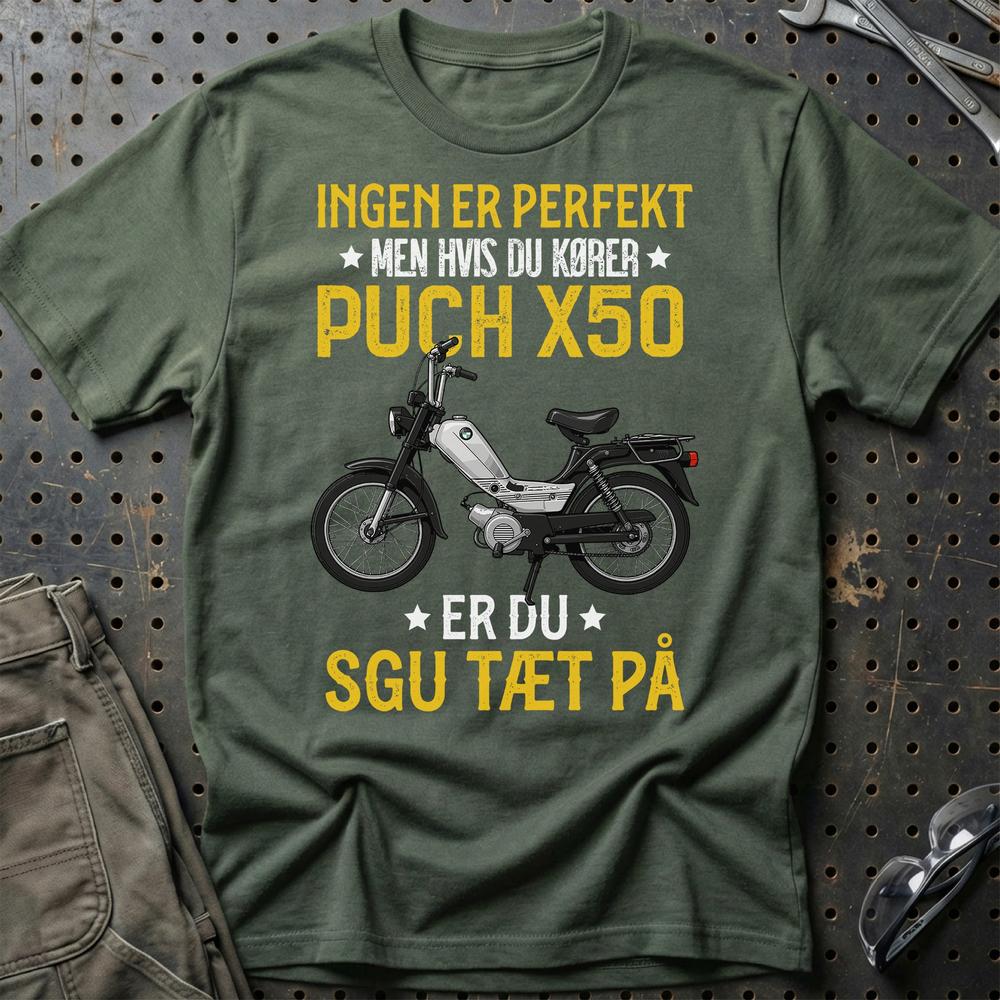Puch - Ingen Er Perfekt Men Hvis Du Kører Puch X 50 Er Du Sgu Tæt På Unisex T-Shirt , Bomuld-Beklædning-Puch-Grøn Militær-S-Garage Culture Shop- garage - man cave - merchandise