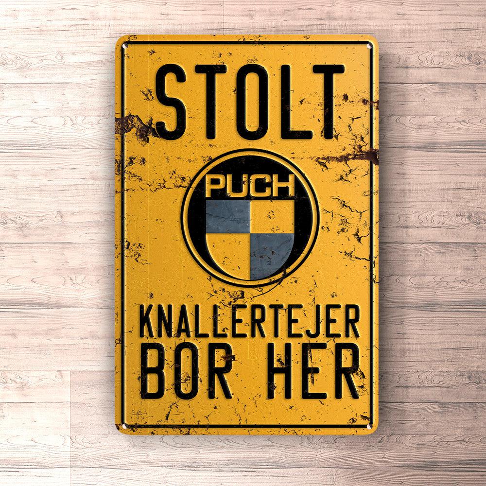 Puch - Stolt Puch Knallertejer Bor Her Skilte, Musemåtte, Dørmåtte , Plakat-Skilte-Puch-Garage Culture Shop- garage - man cave - merchandise