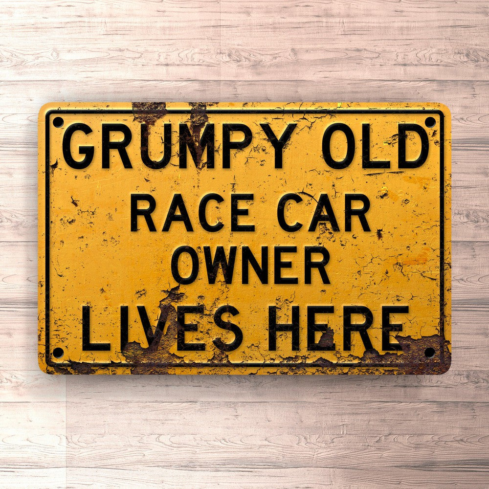 Race Car Grumpy Old Race Car Owner Lives Here Skilte, Musemåtte, Dørmåtte-Skilte-Race Car-Garage Culture Shop- garage - man cave - merchandise